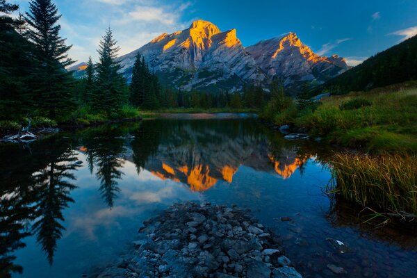 Natura con montagne, tramonto sul lago