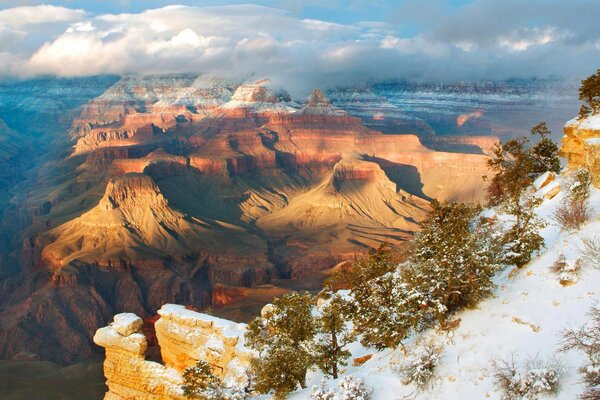 Canyon de montagne au-dessus des nuages