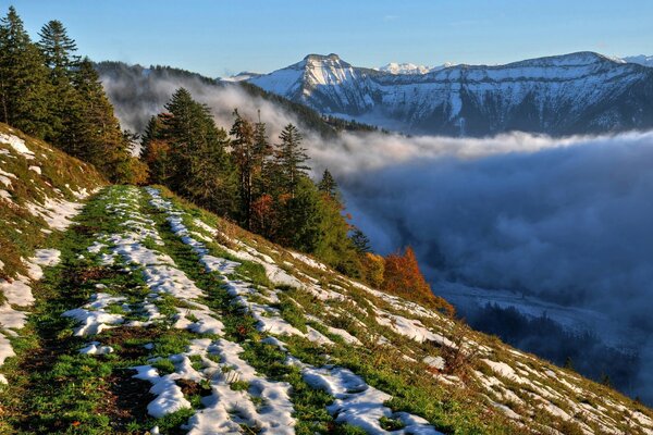 Niebla en la ladera de las montañas nevadas