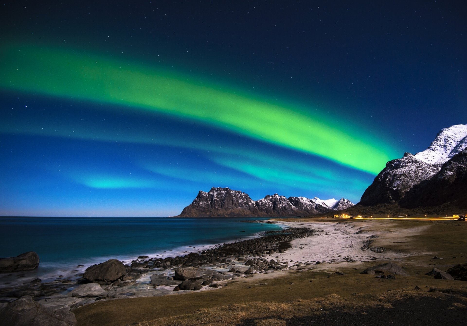 lofoten noruega mar de noruega lofoten aurora boreal cielo mar montañas costa piedras