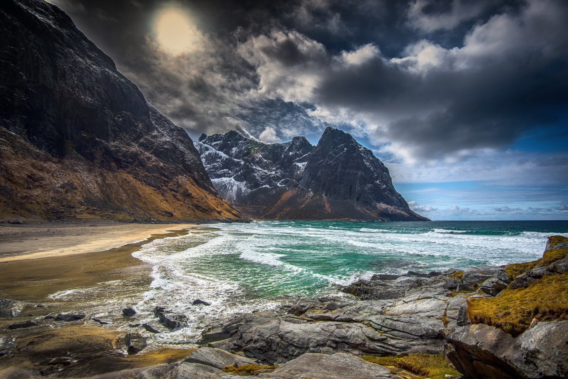 norwegen lofoten kvalvika strand strand felsen wolken schnee winter