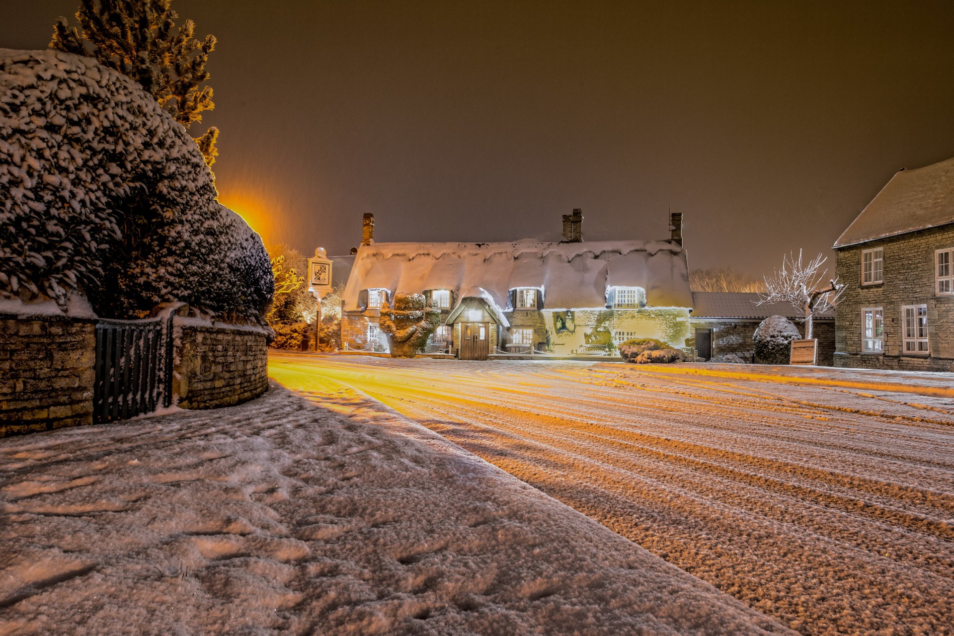 marholm villaggio cambridgeshire inghilterra inverno neve notte luci