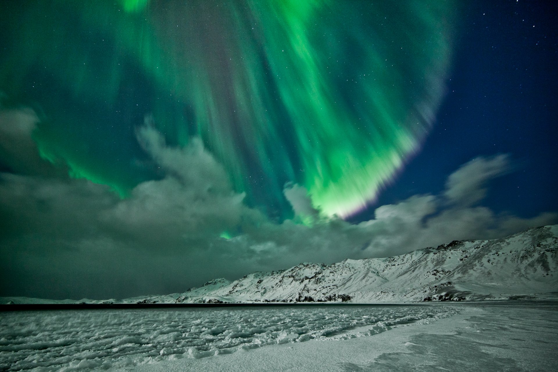 ausstrahlung nordlicht himmel sterne berge winter schnee