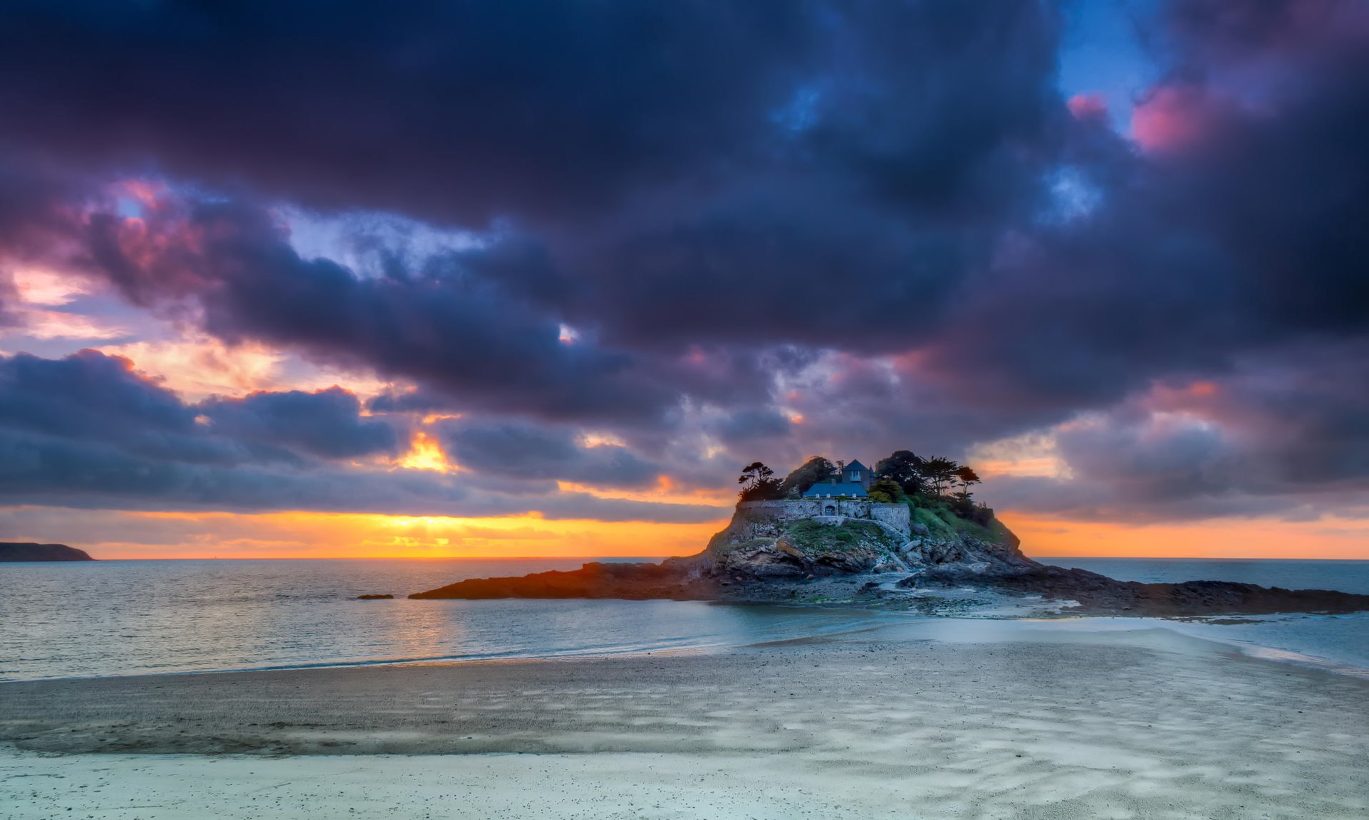 france mer côte plage nuages ciel soir coucher de soleil rocher maison