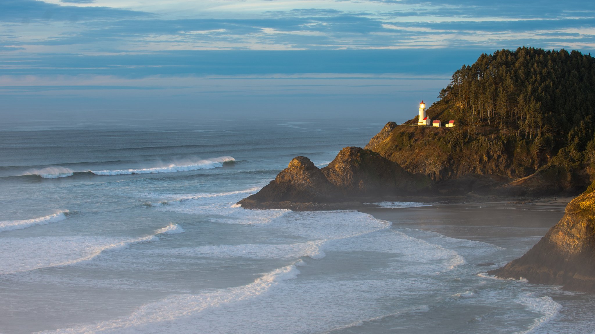 ciel nuages mer vagues surf rocher arbres phare