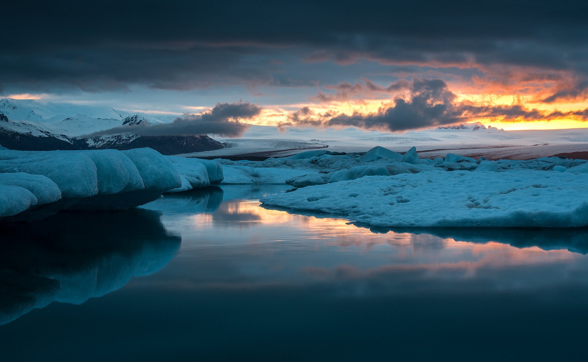 islandia jezioro laguna lód lodowce śnieg wieczór zachód słońca niebo chmury odbicie