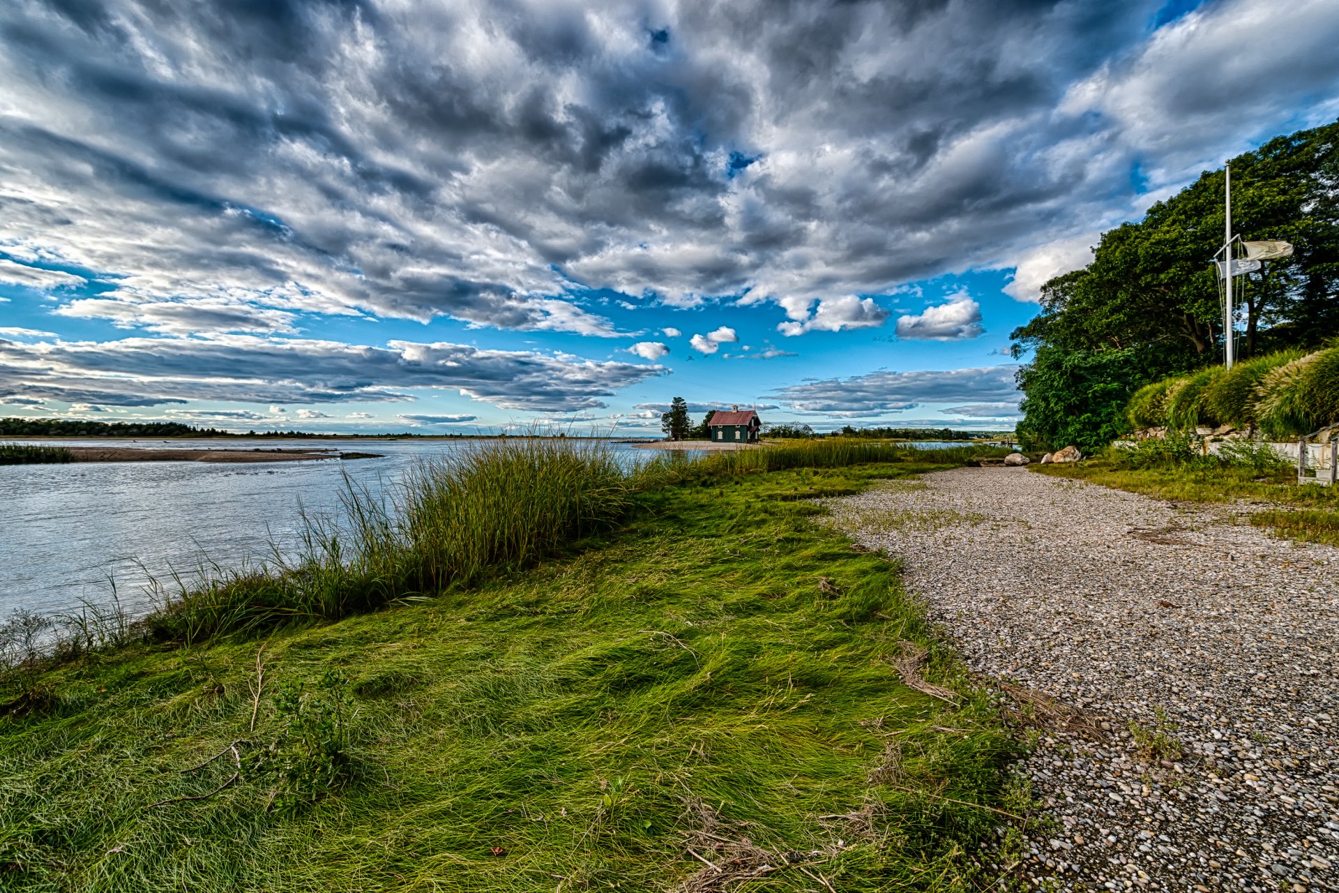 himmel wolken fluss ufer hütte gras natur straße bäume