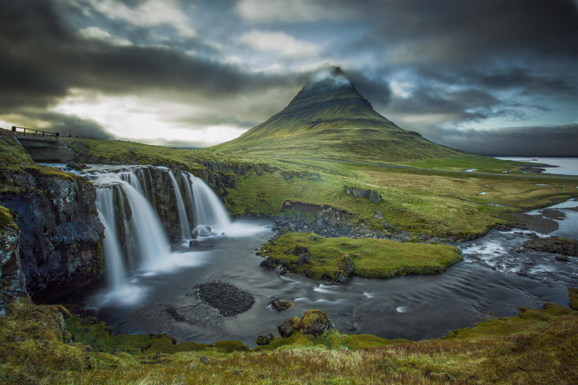 kirkjufell исландия гора вулкан водопад река облака