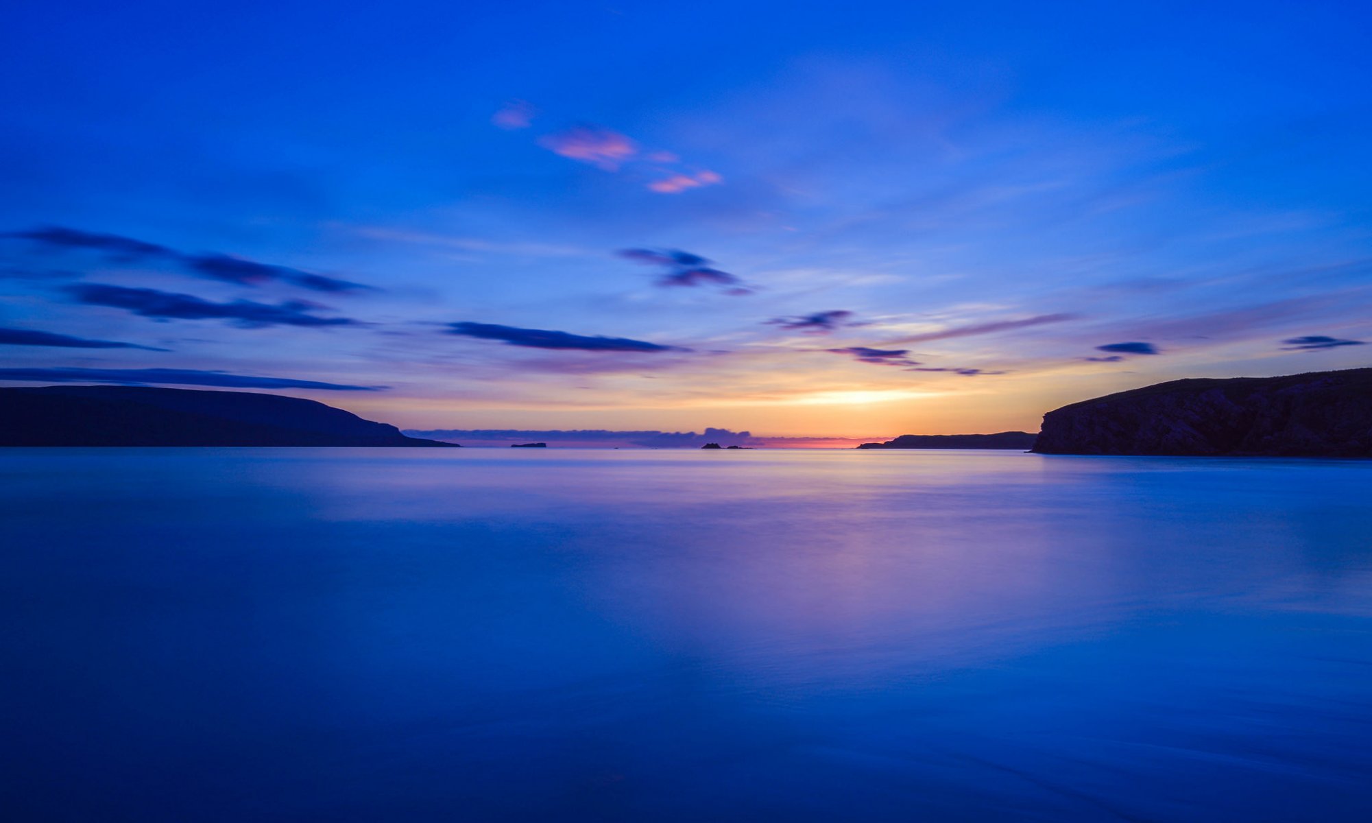 reino unido escocia mar calma tarde puesta del sol cielo nubes
