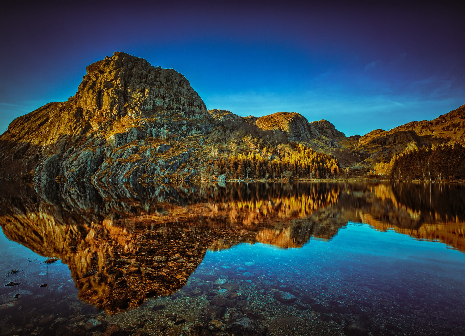 montagnes lac réflexion