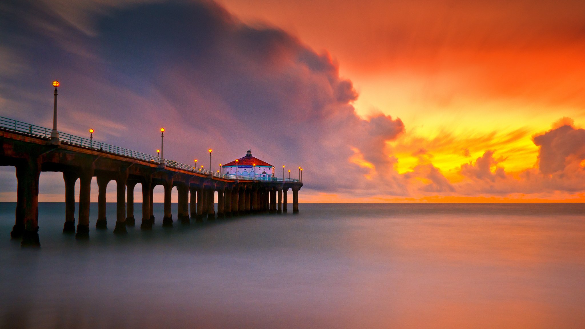 der strand. meer ruhe sonnenuntergang. pier lichter