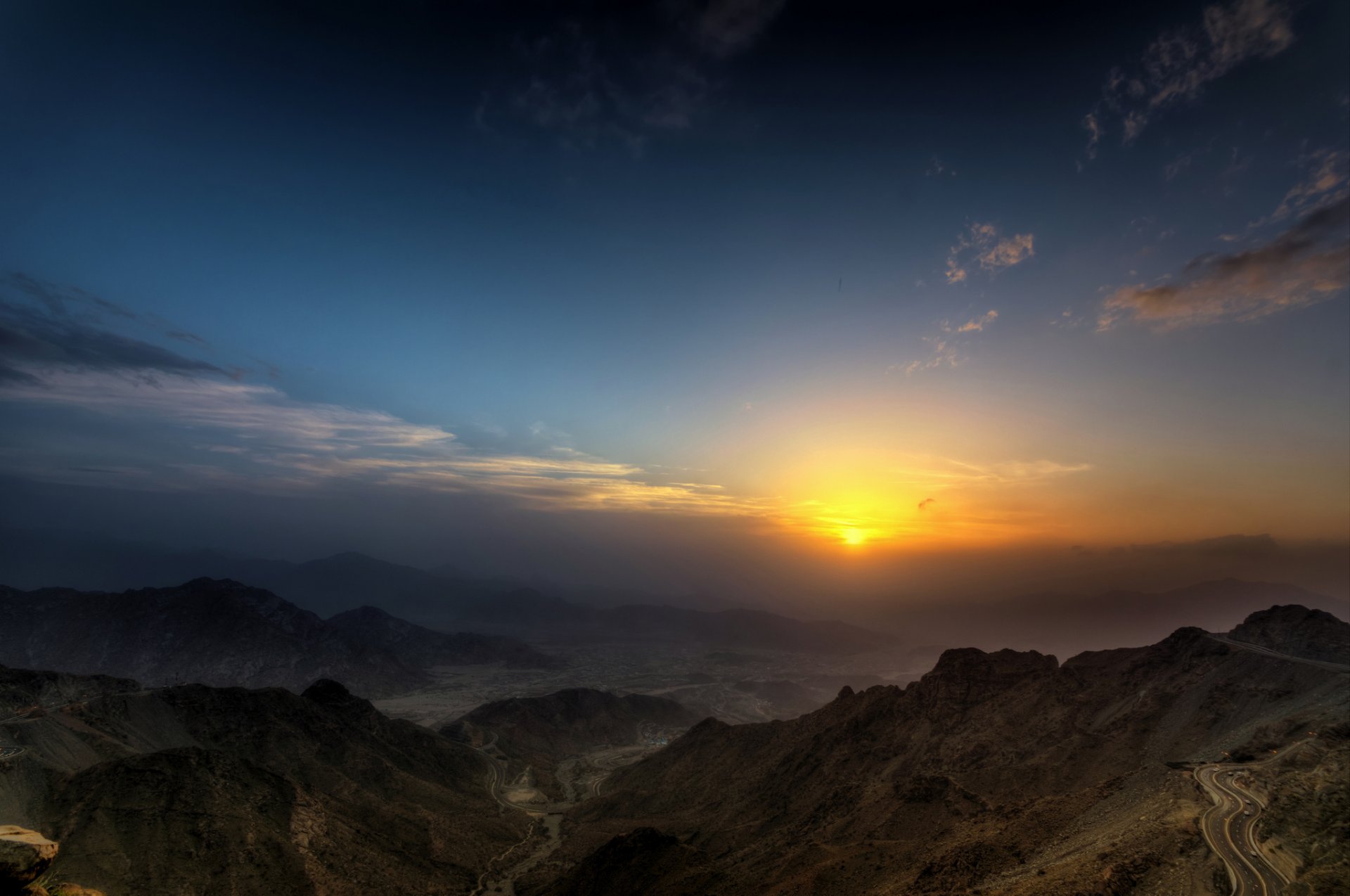 montagnes ciel soleil route