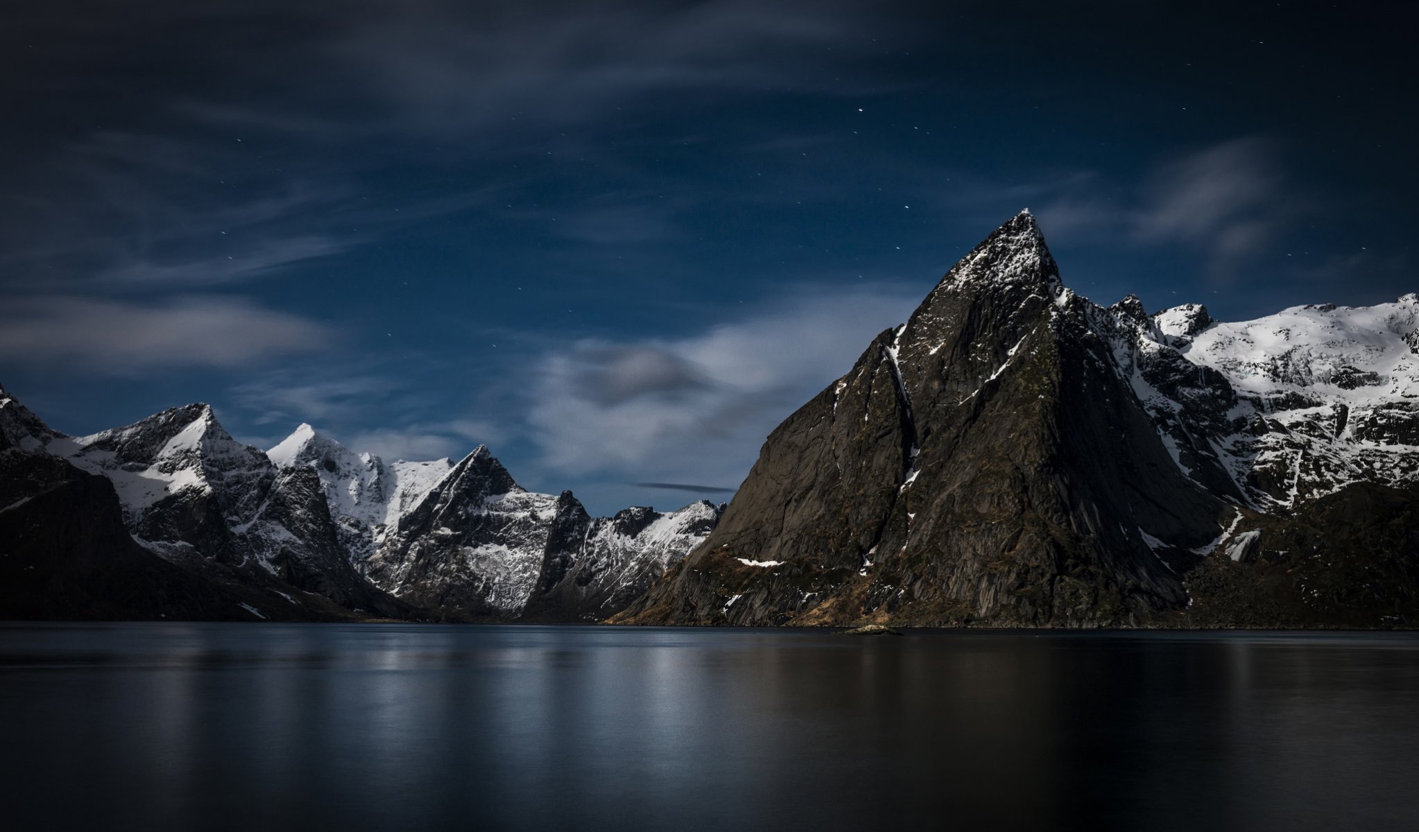 lofoten-inseln norwegen archipel felsen schnee meer nacht himmel