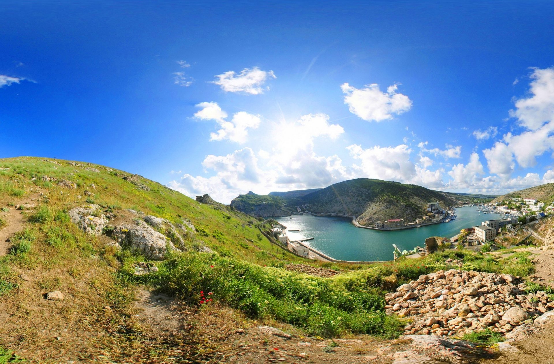 ukraine crimée balaclava mer baie ciel nuages herbe pierres maisons nature