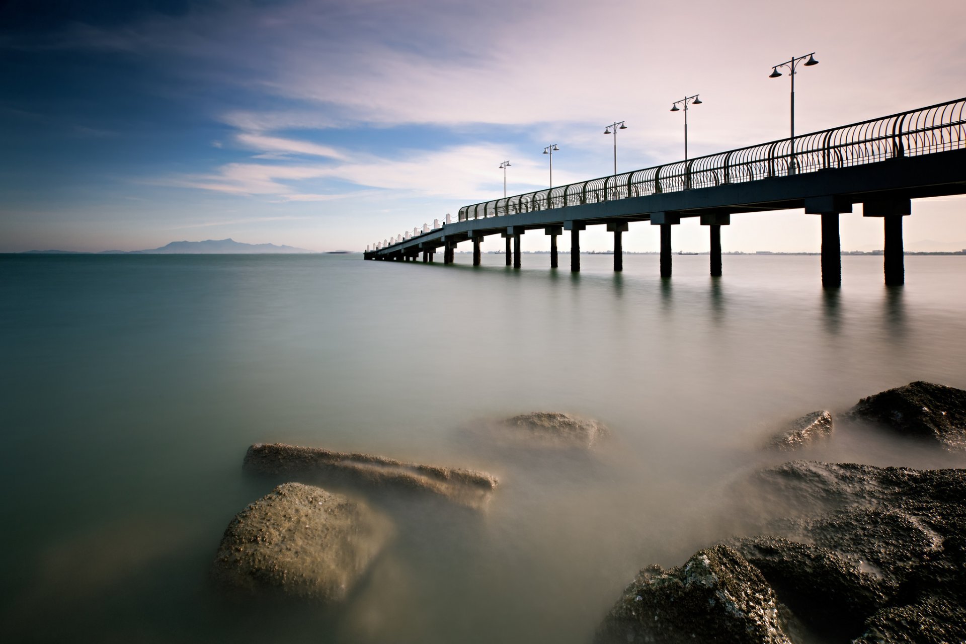 malaisie matin calme mer pont jetée côte pierres ciel nuages