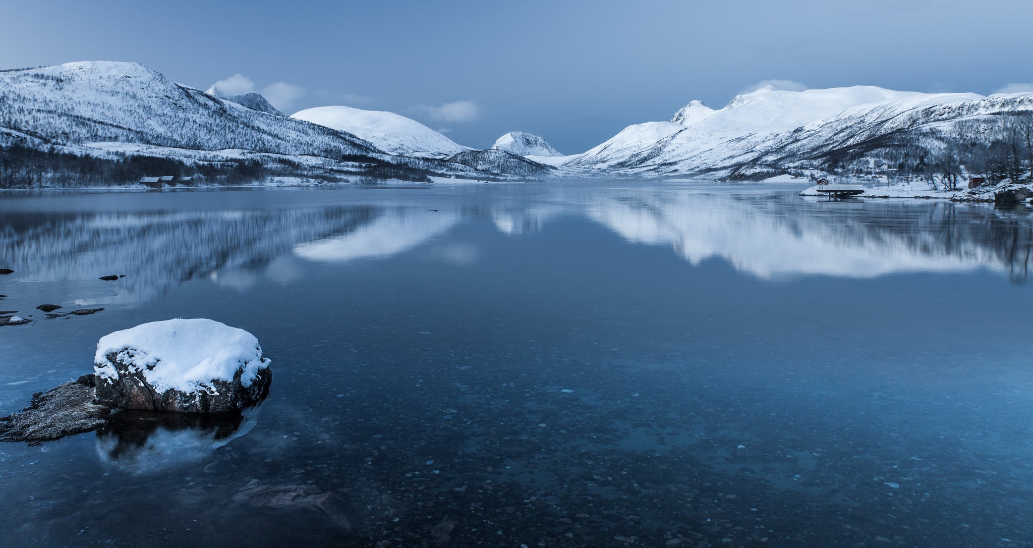 noruega senya isla montañas nieve lago