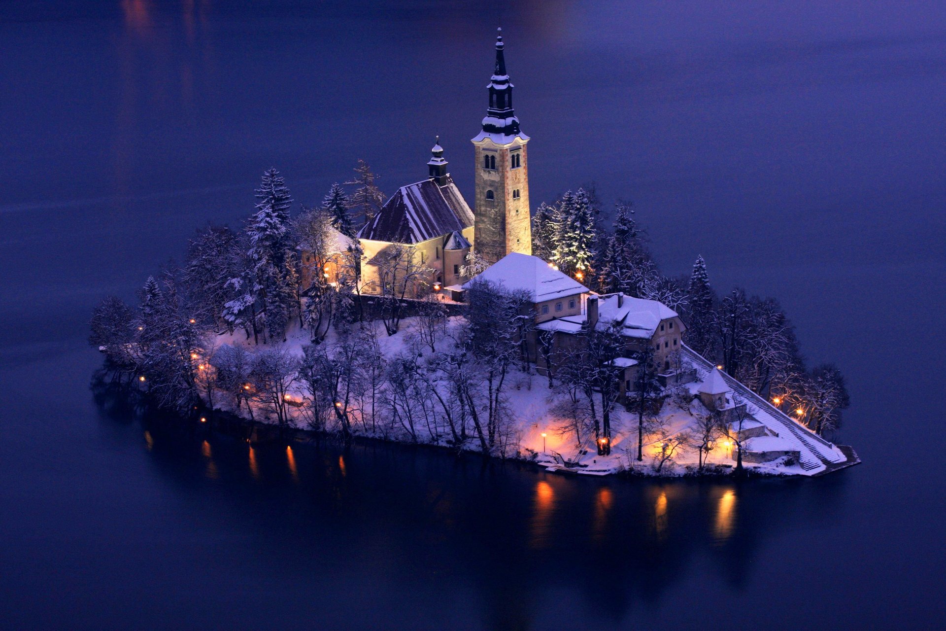 lago isla noche luces casa torre árboles invierno nieve