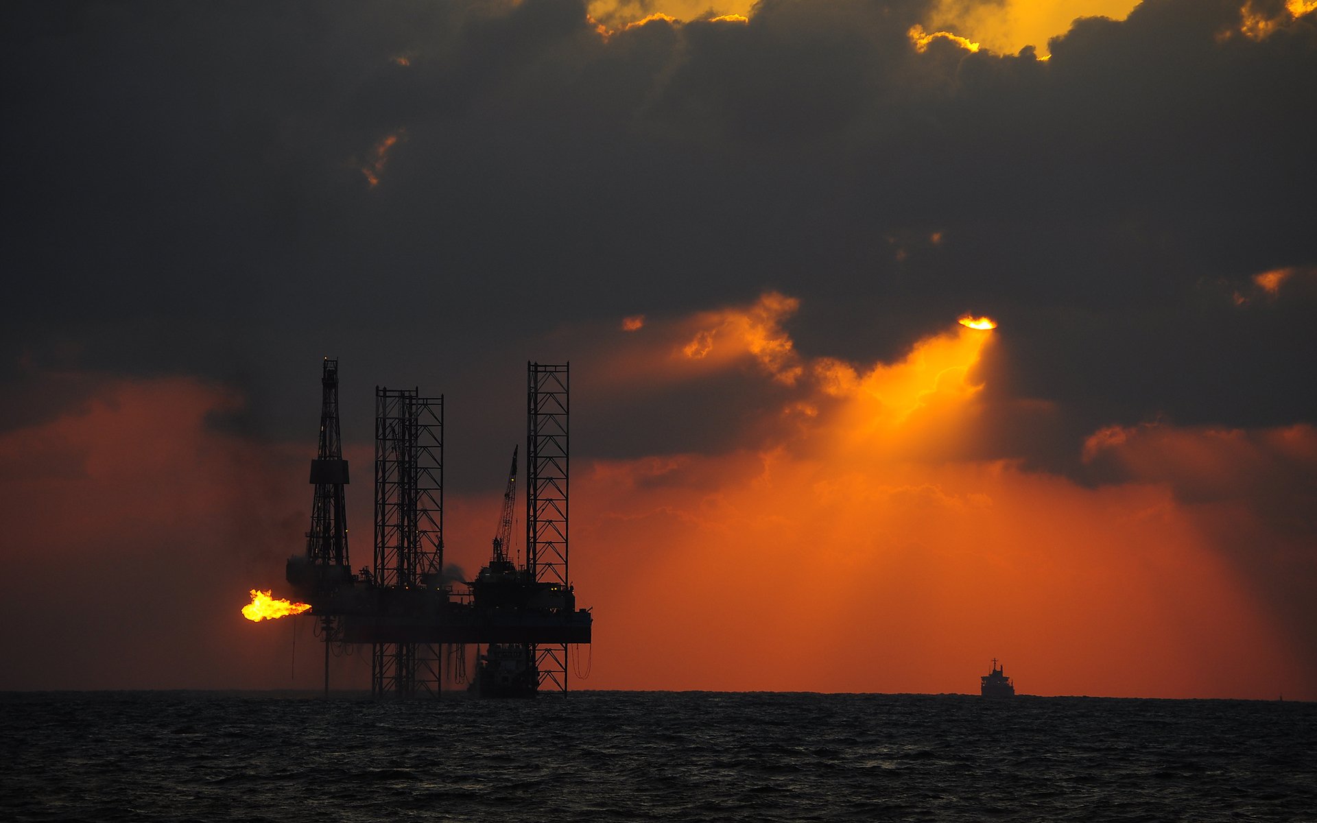 море солнце нефтяная платформа корабль танкер закат силуэты