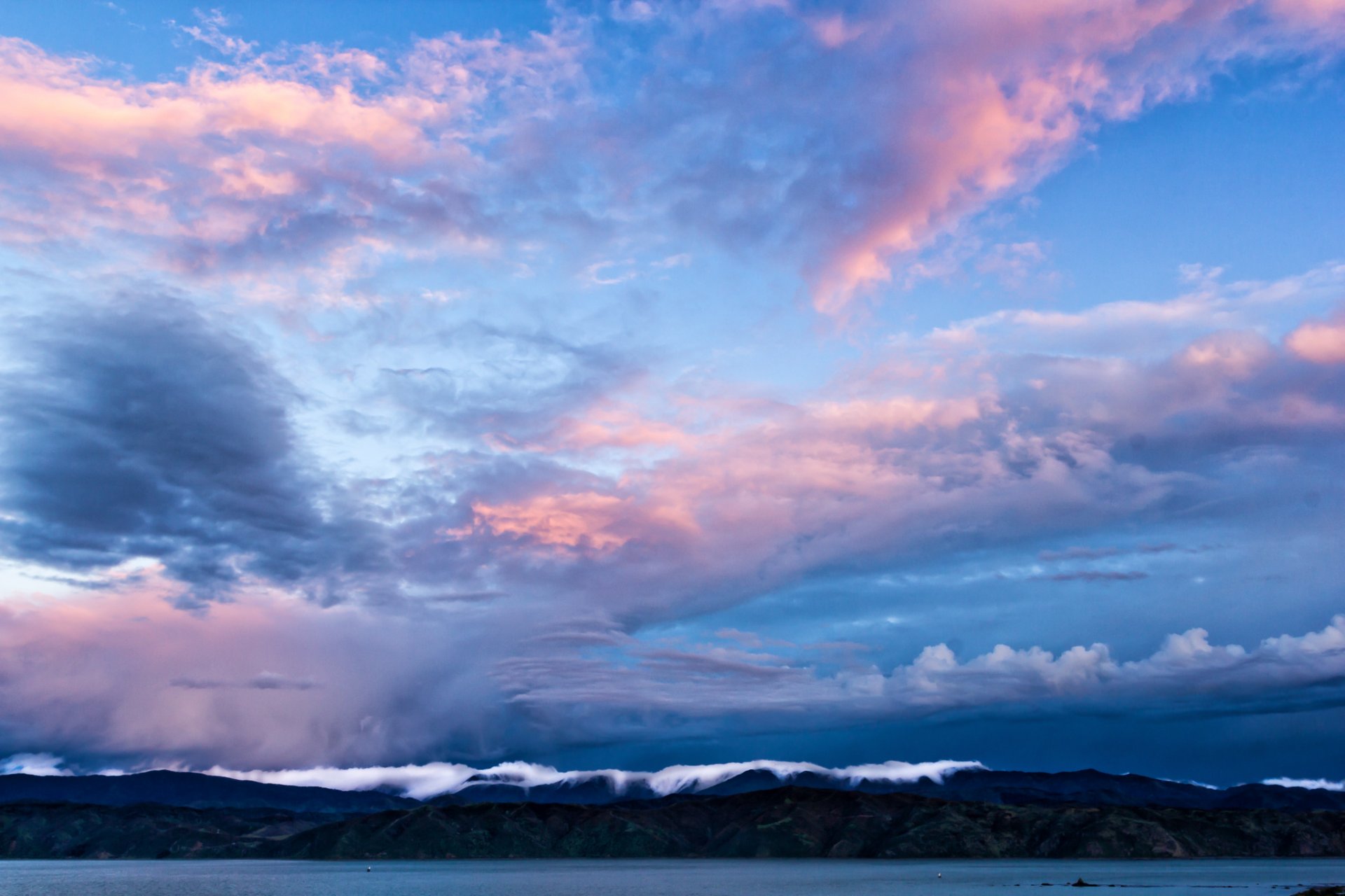 neuseeland wellington bucht berge blau himmel wolken abend meerenge blau