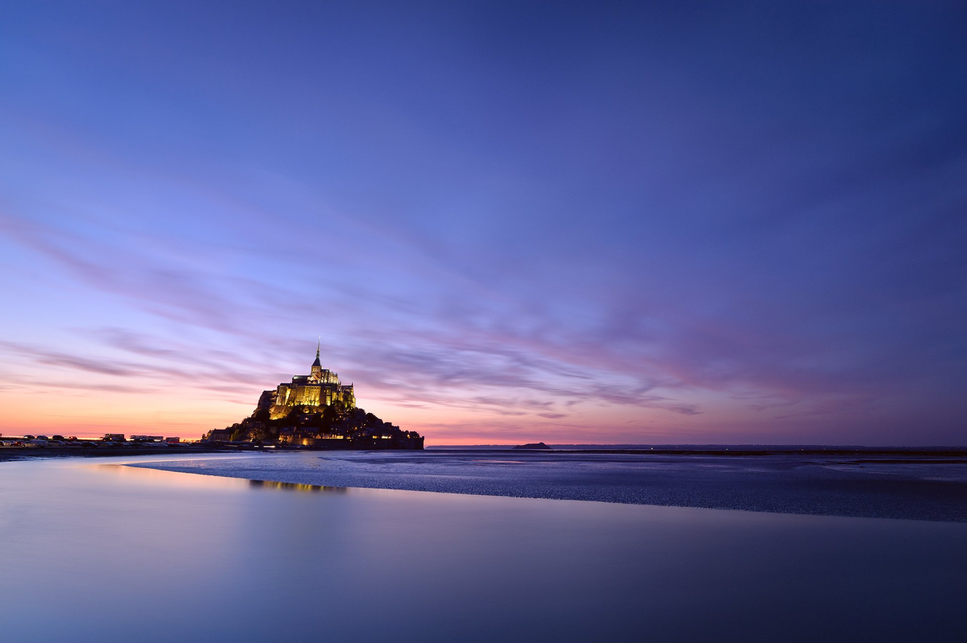 francja normandia mont saint michel wyspa zamek mont saint michel twierdza światła podświetlenie góra archanioła michała wieczór zachód słońca niebo chmury