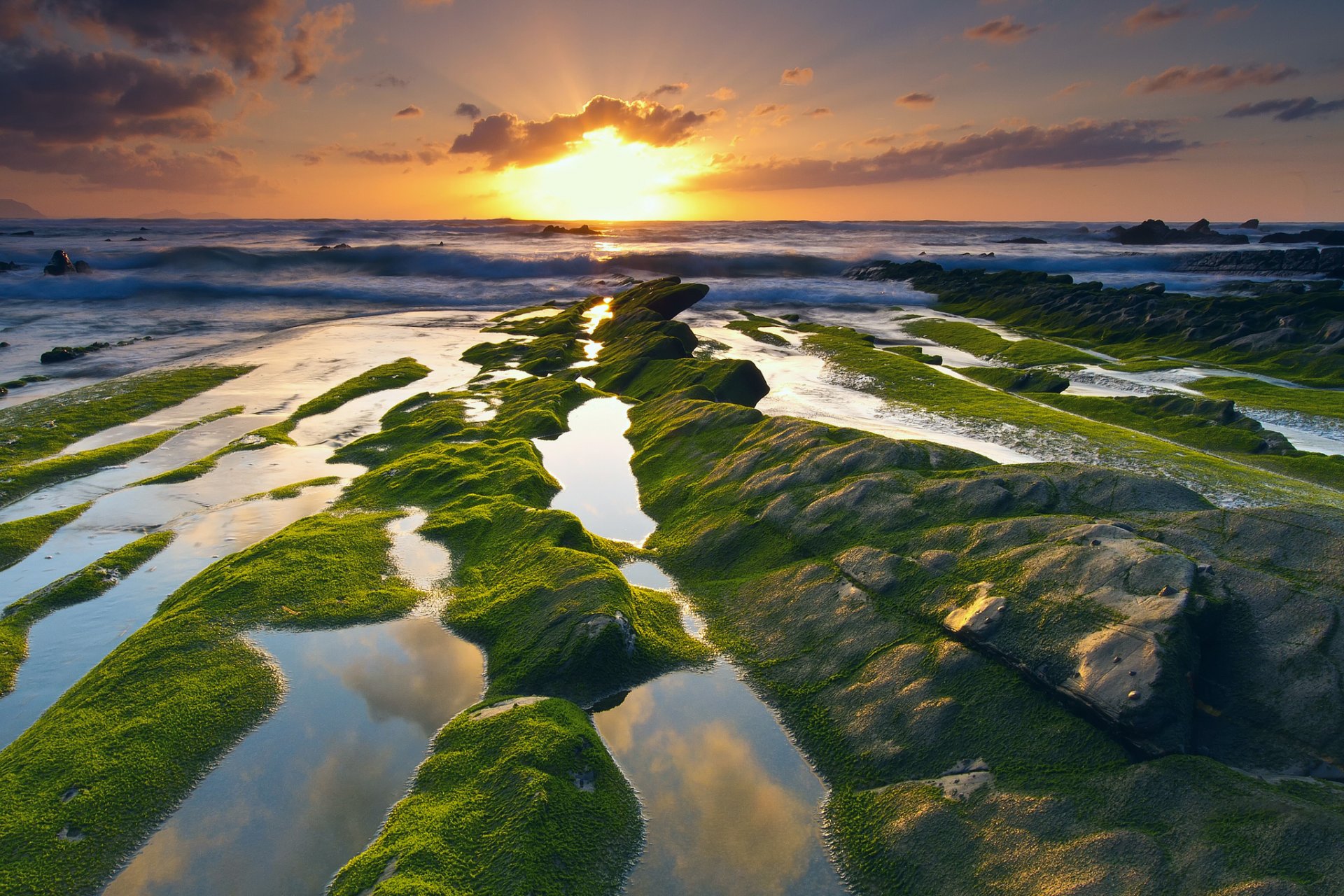 spagna barrica cielo sole luce nuvole mare rocce rocce muschio esposizione onde acqua