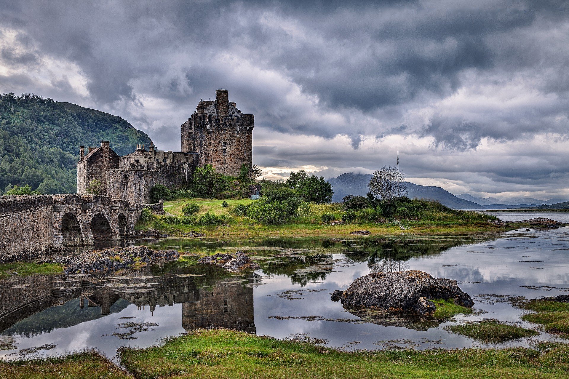 schottland himmel wolken schloss berge fluss brücke gras steine