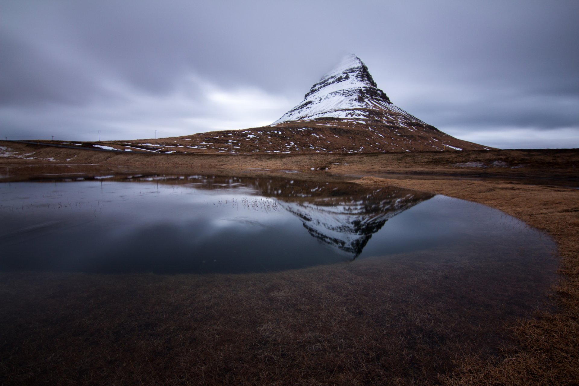 kirkjufell island berg vulkan fluss grau himmel wolken