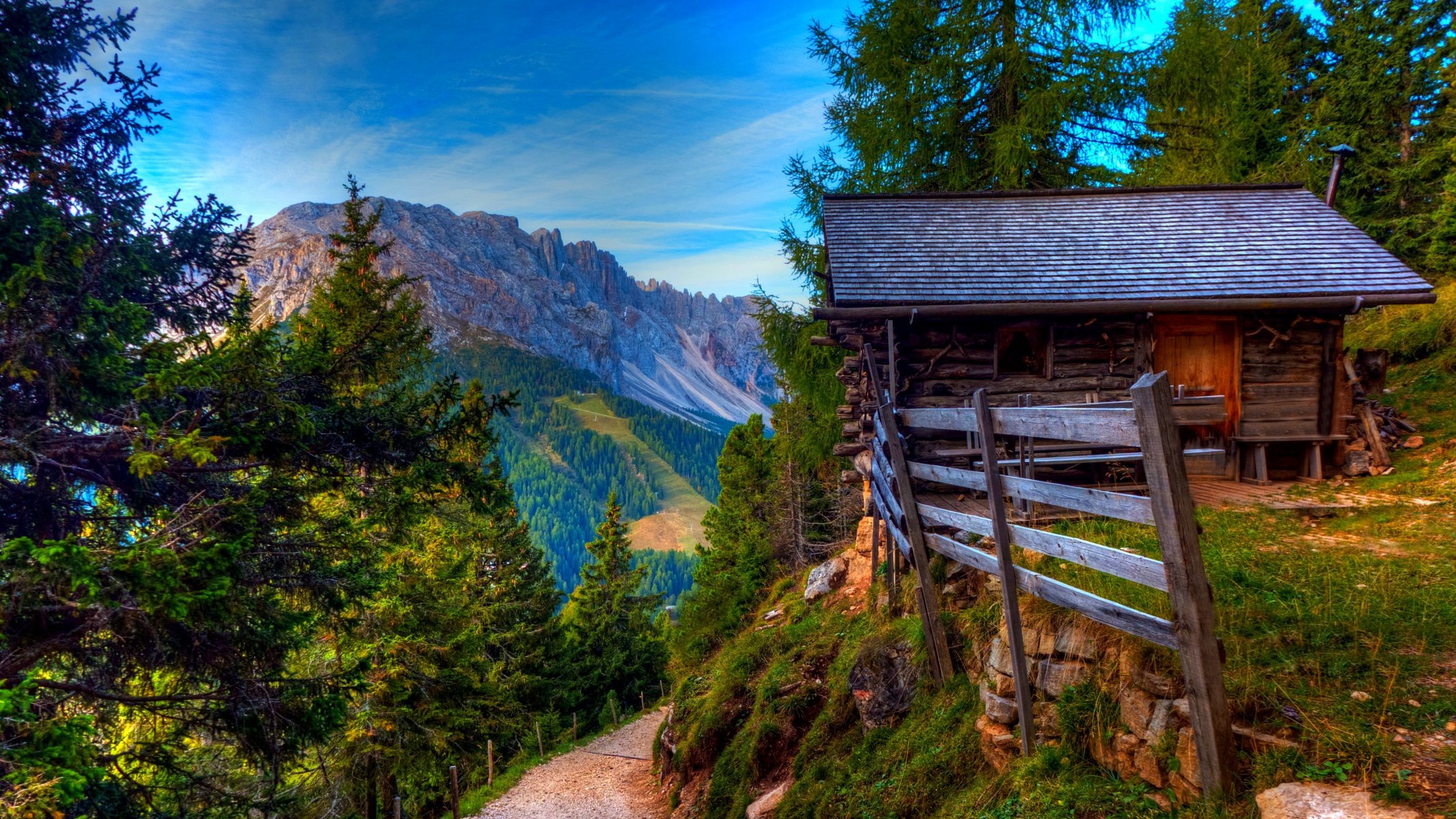 natura montagne cielo nuvole rocce foresta alberi colorato strada primavera colori passeggiata erba casa primavera pietre