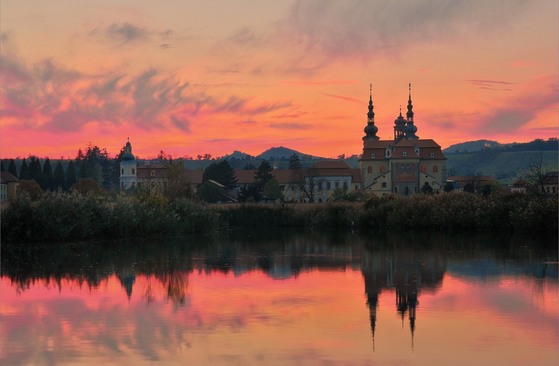 velegrad basílica de la ascensión de la virgen maría república checa colinas templo basílica lago puesta de sol