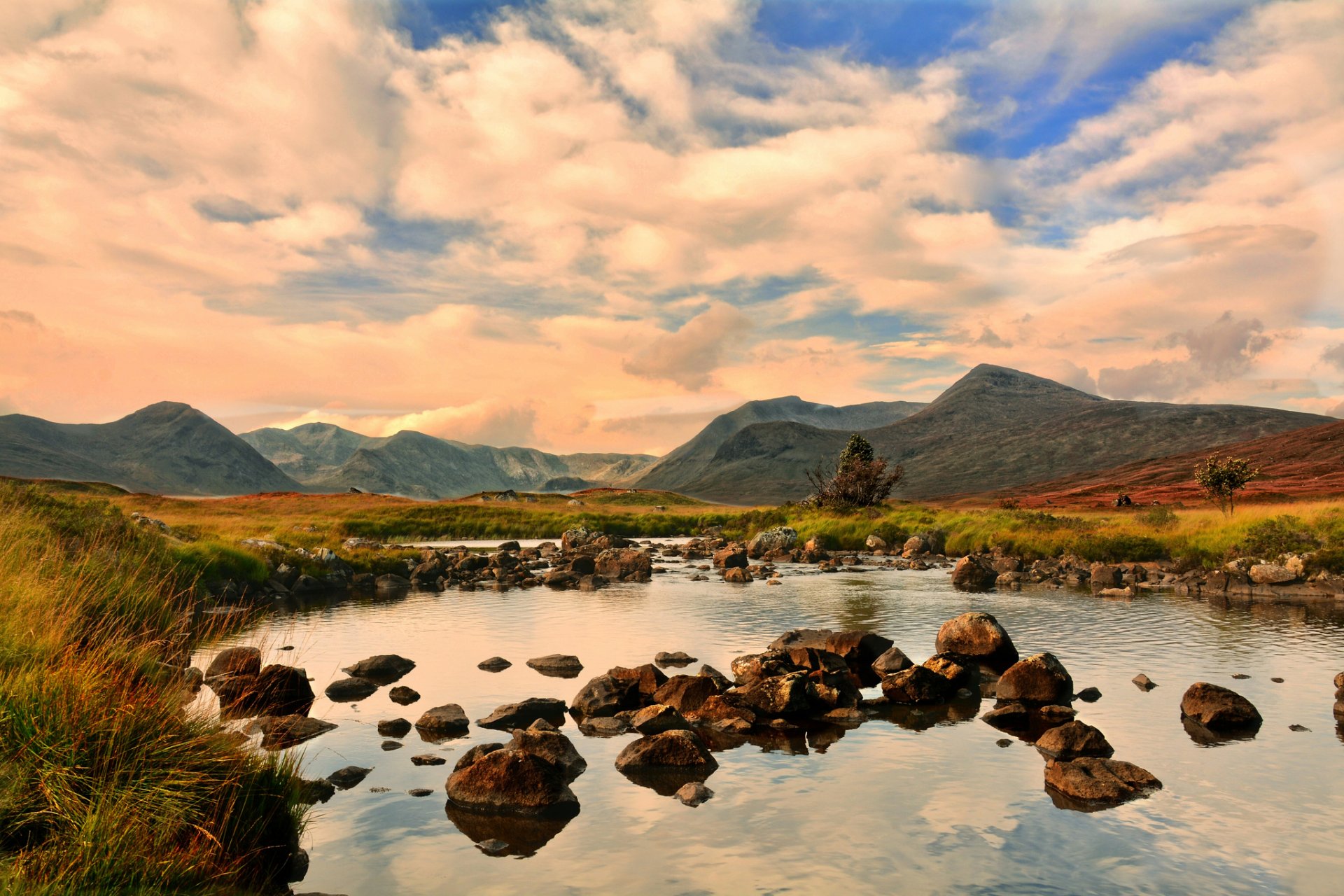 montañas valle lago piedras