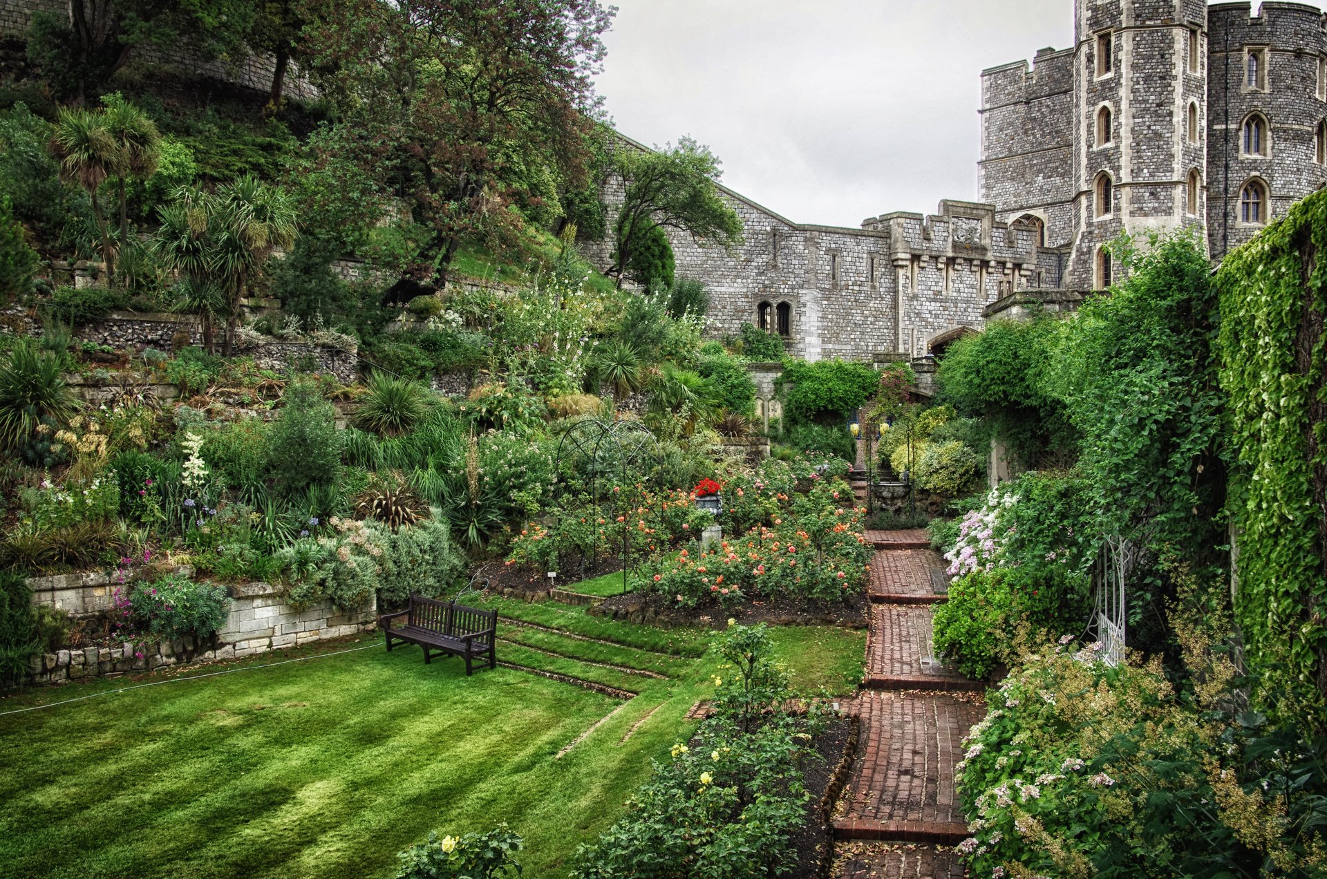sommergarten bäume strauch blumen pflanzen wege bank schloss england