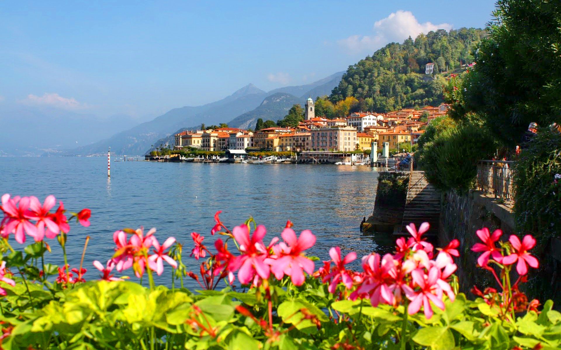 lago di como italia lago como cielo montagne città case fiori
