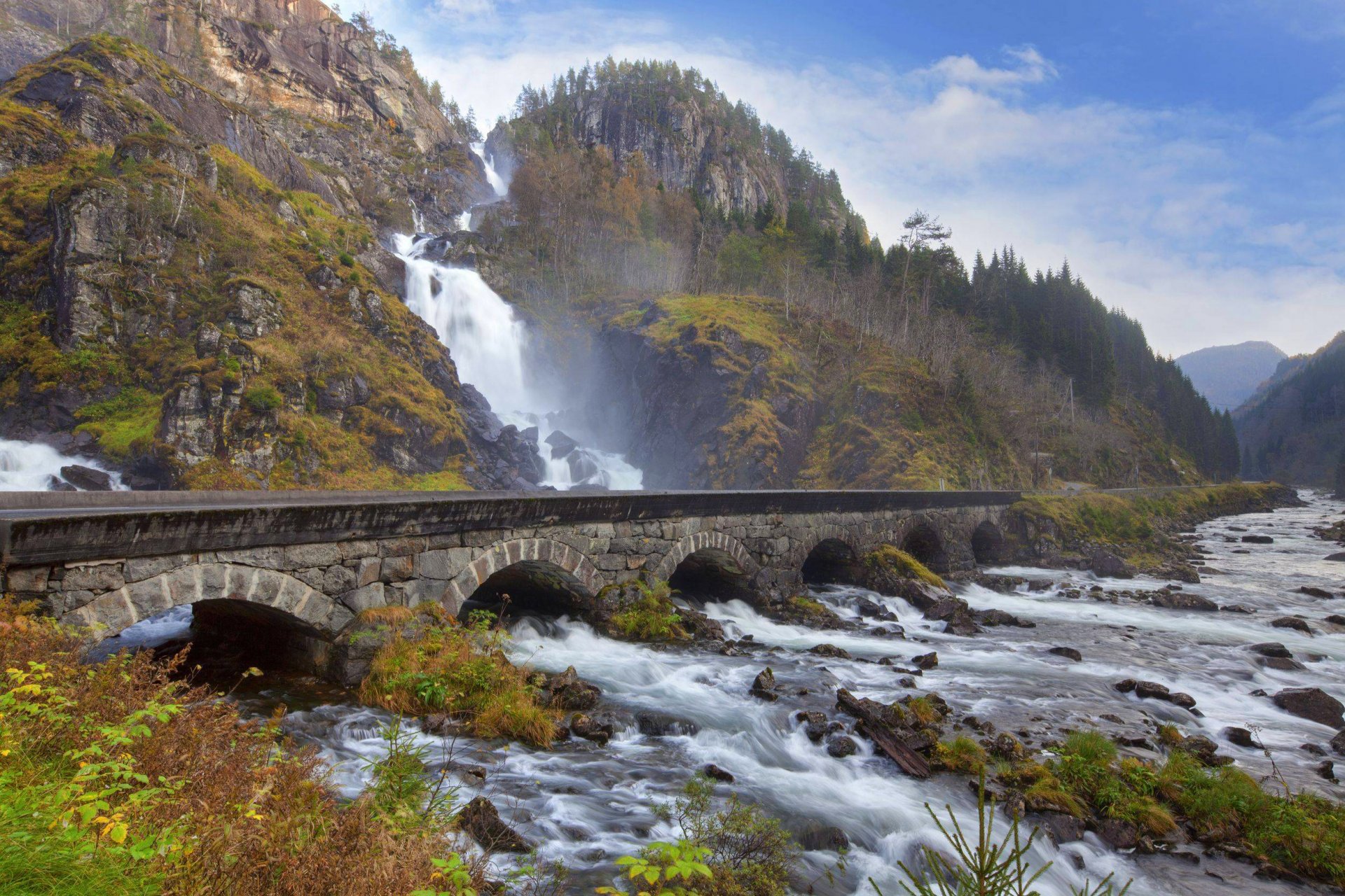himmel berge fluss wasserfall brücke steine natur wald bäume