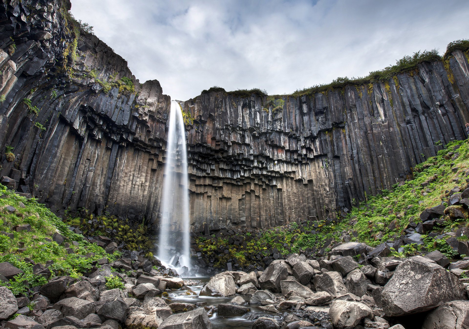cascata di svartifoss cascata nera islanda colonne di basalto nero che ricordano le trombe d organo sporgenza pietre appuntite