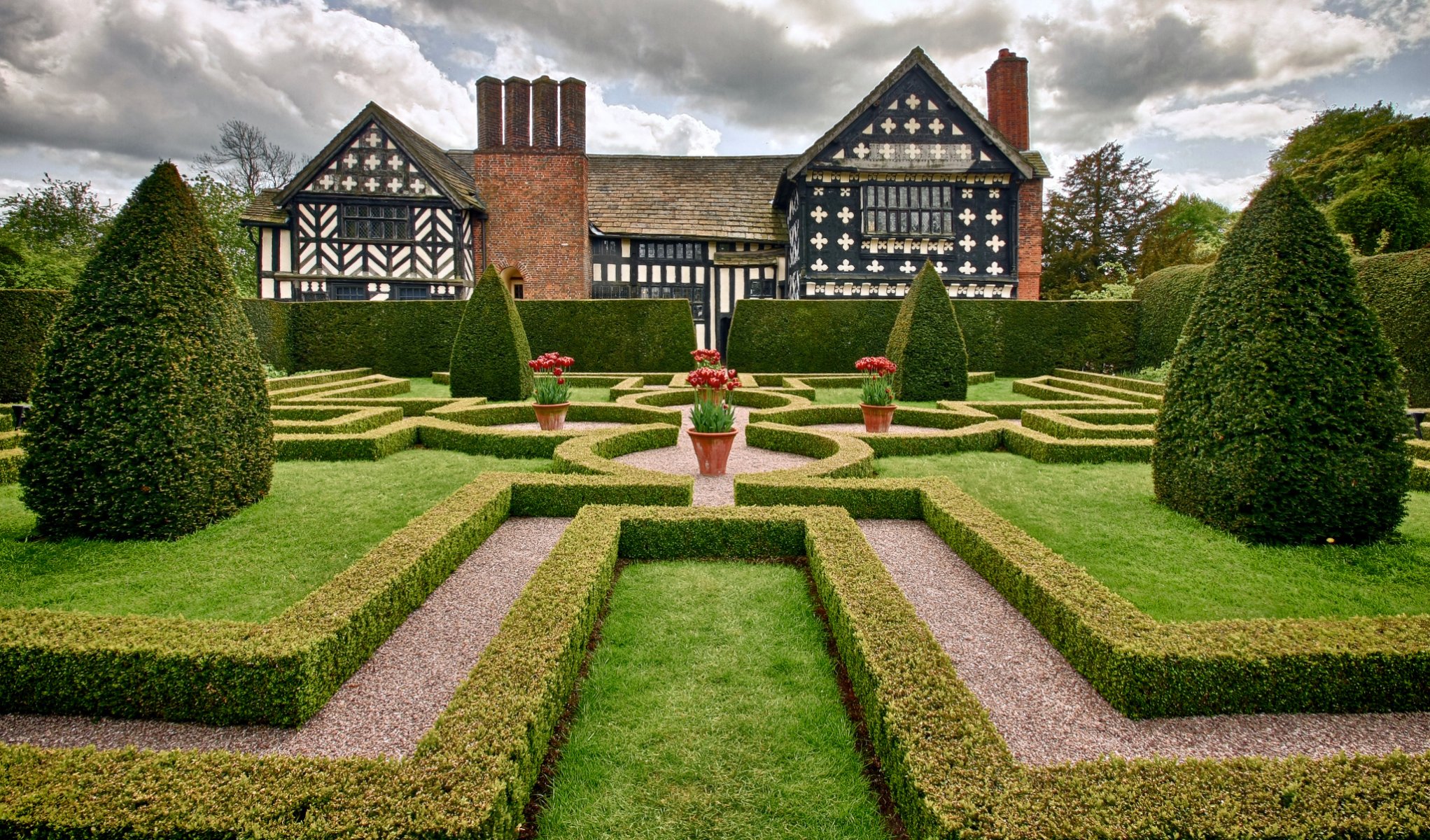 little moreton hall anglia little moreton hall cheshire dwór park ogród drzewa krzewy kwiaty