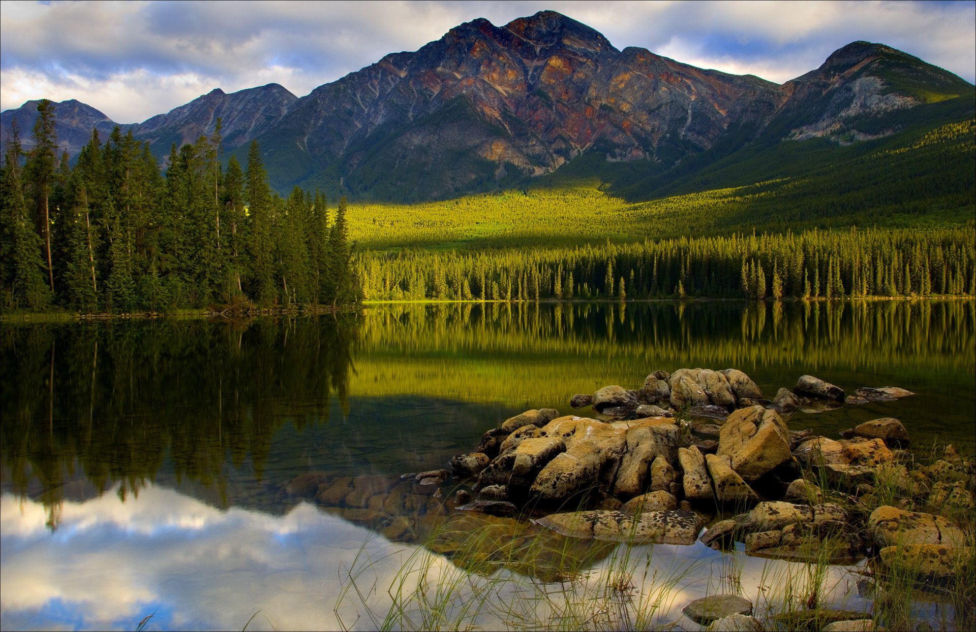 parque nacional jasper canadá cielo nubes lago montañas bosque árboles puesta de sol abeto piedras reflexión