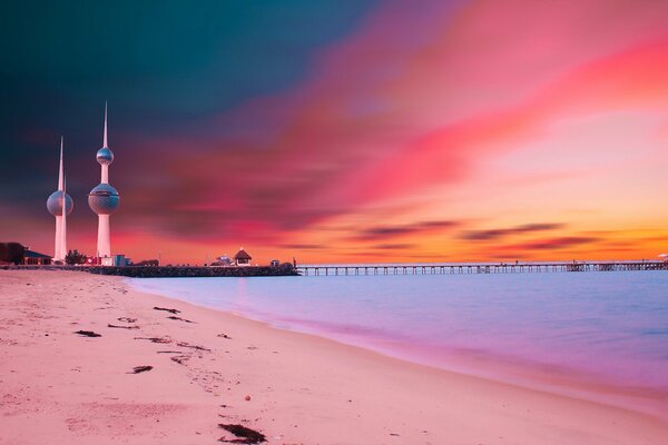 Imagen de la torre de Kuwait al atardecer
