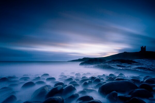 Paesaggio notturno vicino al mare