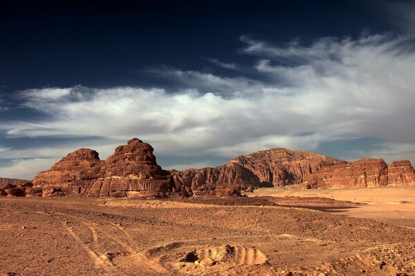 Cielo blu scuro nella valle delle sabbie