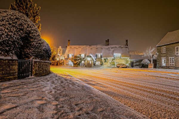 Verschneite Straße in der Nähe des Dorfes im Winter