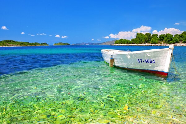 Bateau sur le quai sur l île