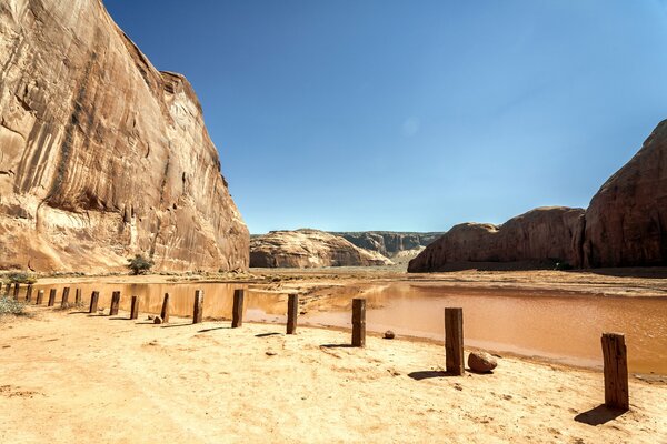 Lago sullo sfondo delle montagne nel deserto