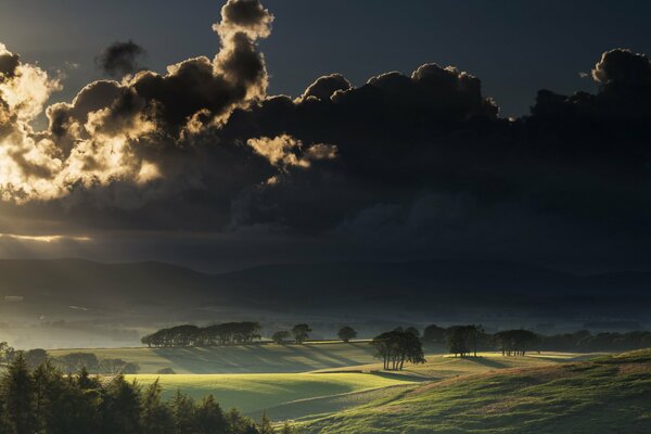Tramonto scuro nella valle verde