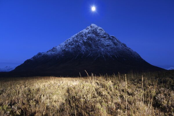 Berggipfel im Mondlicht