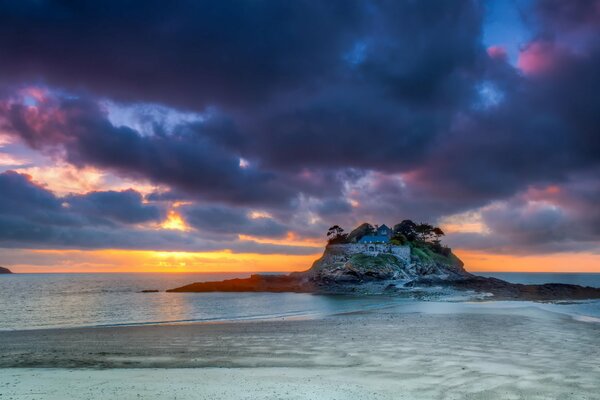Spiaggia sulla spiaggia al tramonto Francia