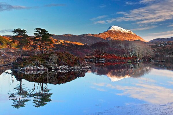 Natura scozzese. Riflessione in acqua