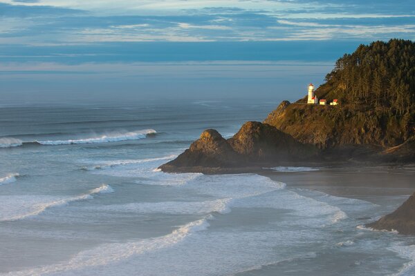 Surf marin et phare sur le rivage