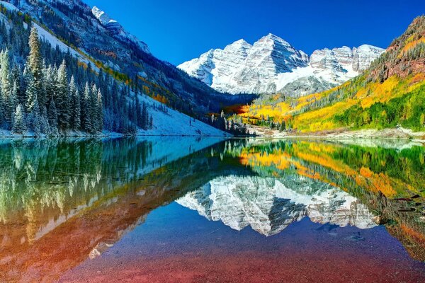 Berge in den USA im Herbst in der Nähe von Wasser und Wald