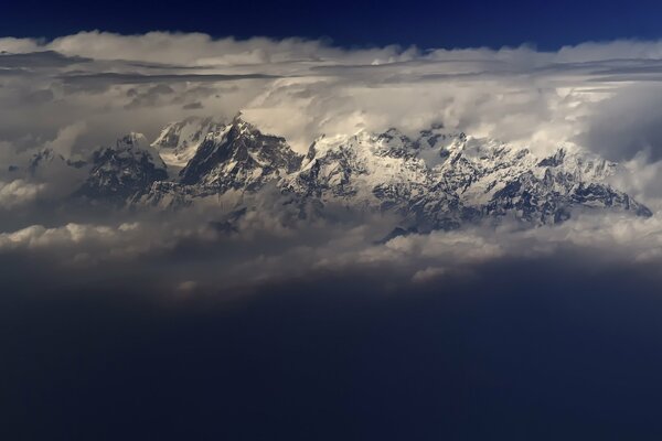 Berge in Wolken, blauer Himmel