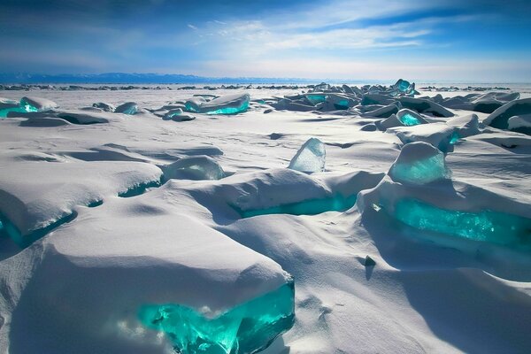 Lac Baïkal cristallin en hiver